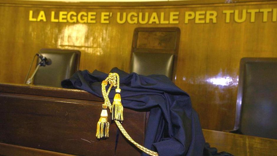 Minaccia controllore del bus, giovane in tribunale patteggia la pena