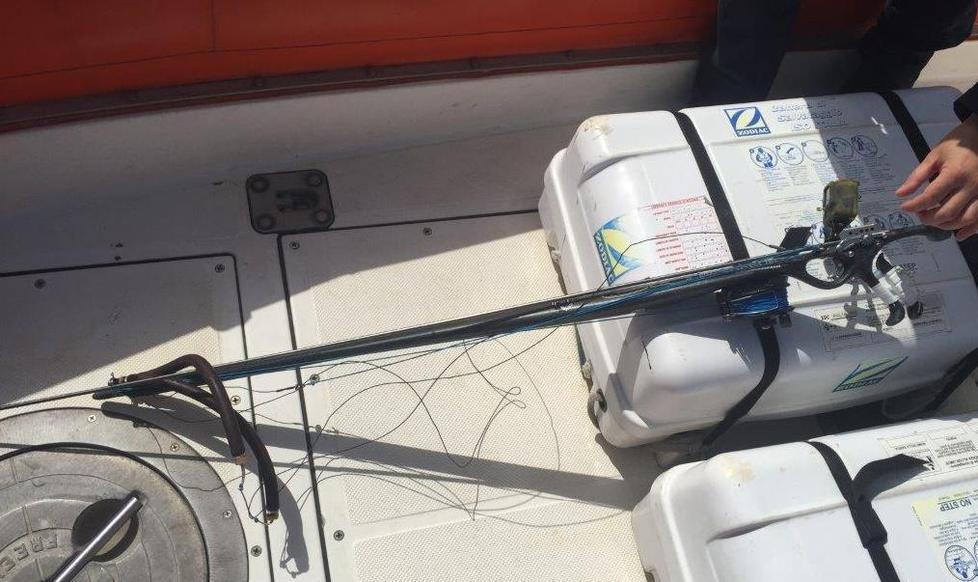 Pesca con il fucile subacqueo tra i bagnanti