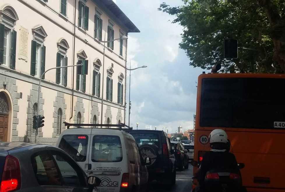 Tutti in fila davanti ai Quattro Mori 