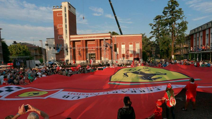 Arriva la “Notte Rossa” tra auto, buskers e mostre