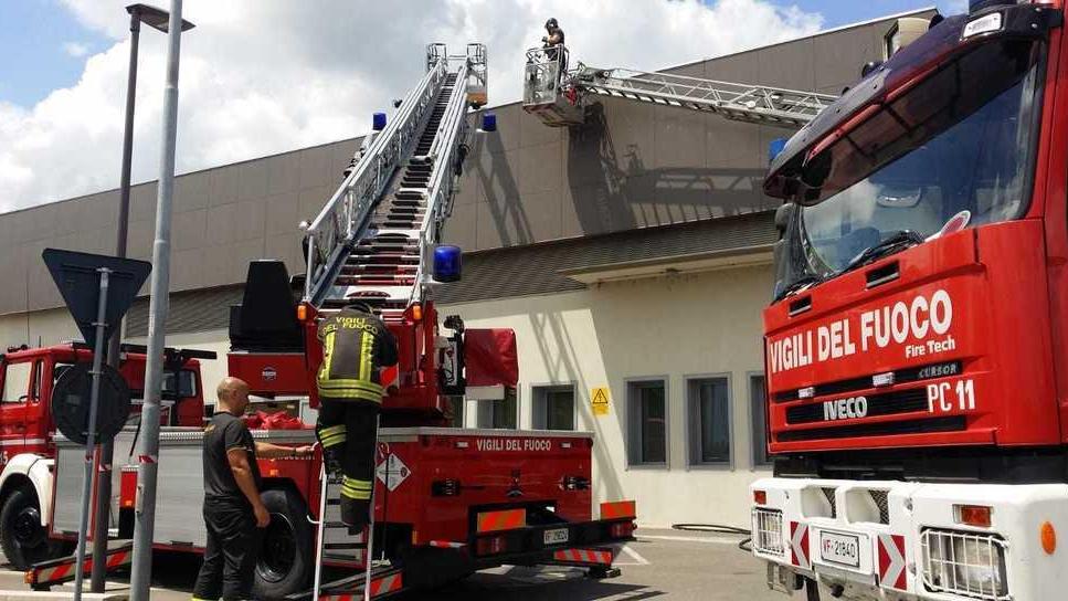 Incendio al tetto del supermercato