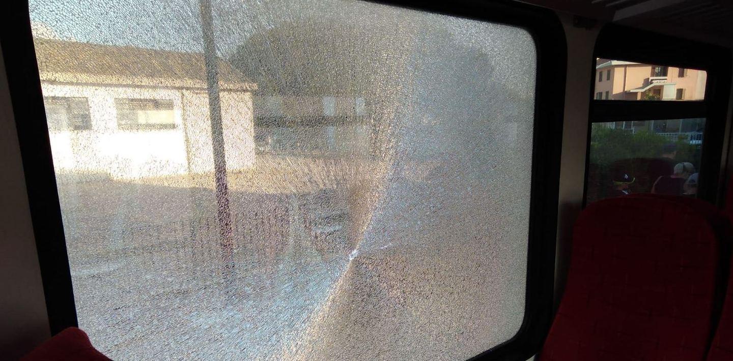 Sassaiola contro il treno nei video i volti dei vandali 