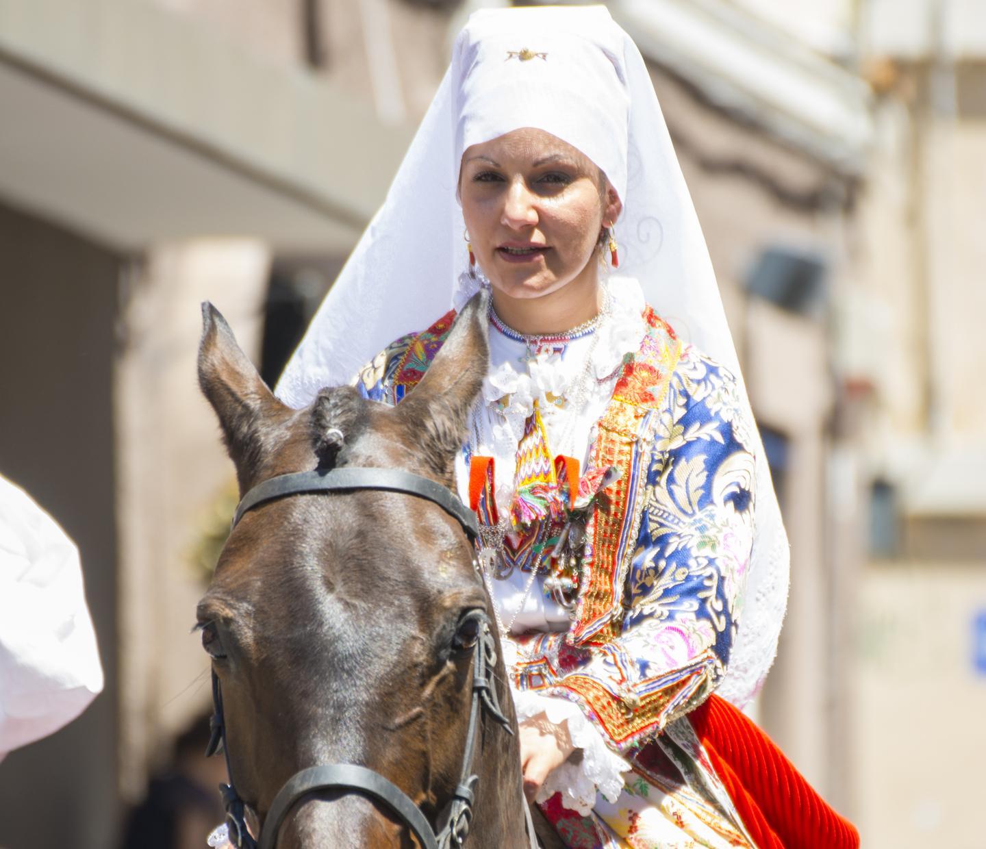 A Ollolai sfilano cavalieri e amazzoni 