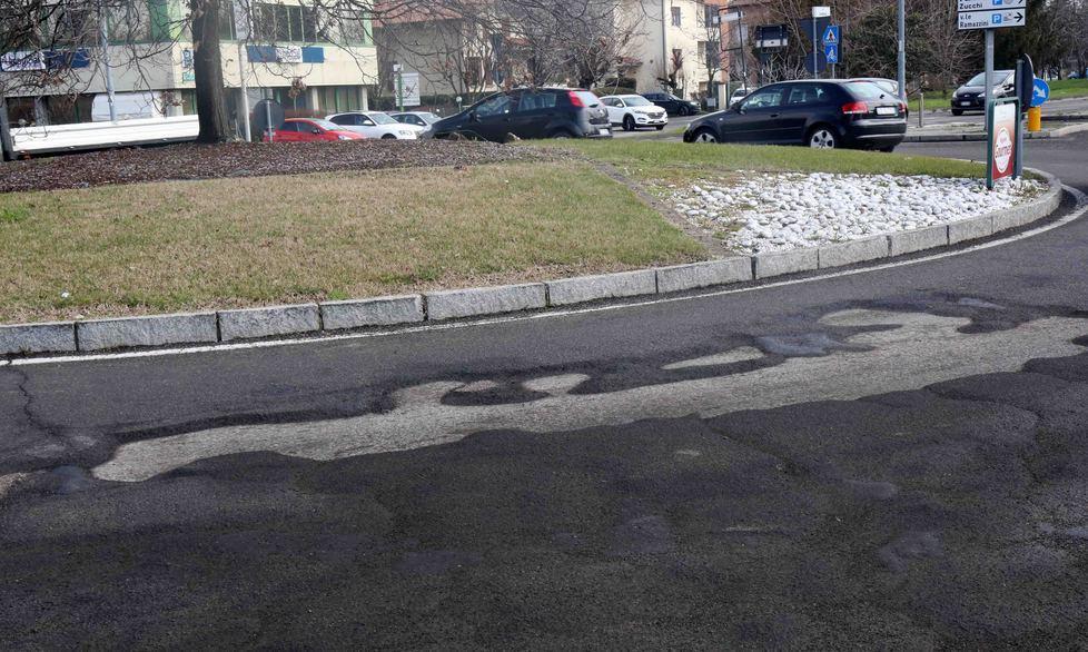 Stessa rotonda... e stesse voragini