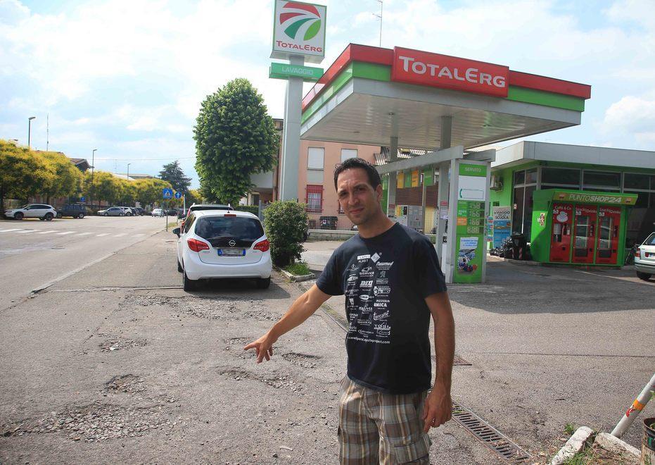 «Troppe buche, questo marciapiede è un colabrodo»