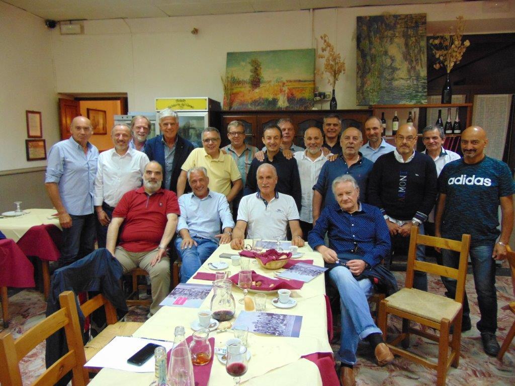 Gli ex ragazzi della sezione B dell'istituto per geometri con gli insegnanti
