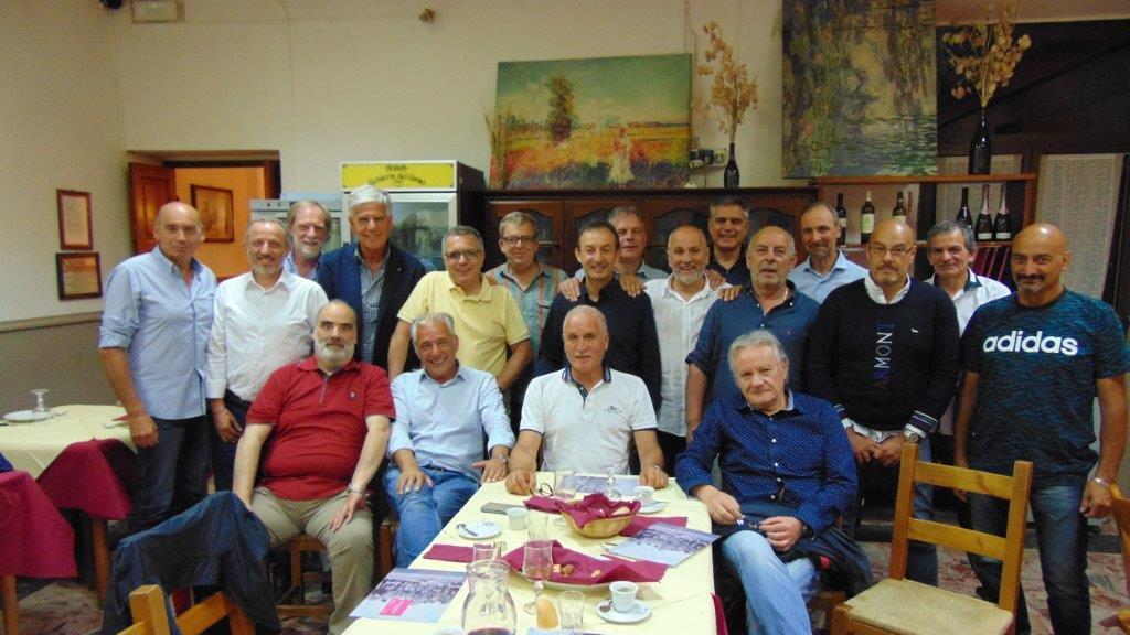 Gli ex ragazzi della sezione B dell'istituto per geometri con gli insegnanti
