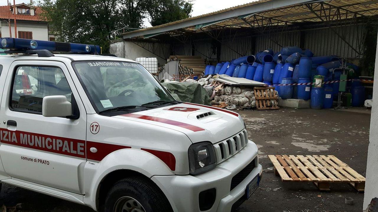 La polizia municipale e i rifiuti posti sotto sequestro