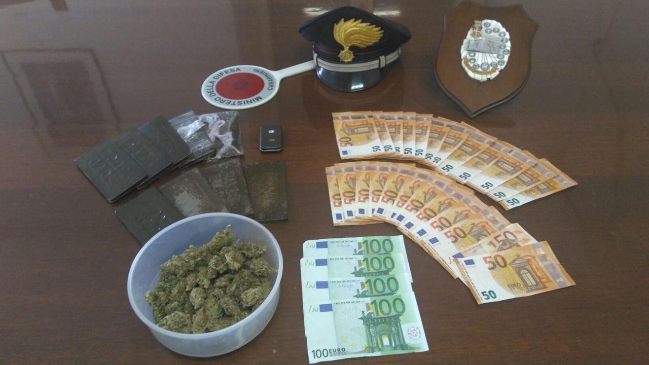 La droga e il denaro sequestrati dai carabinieri