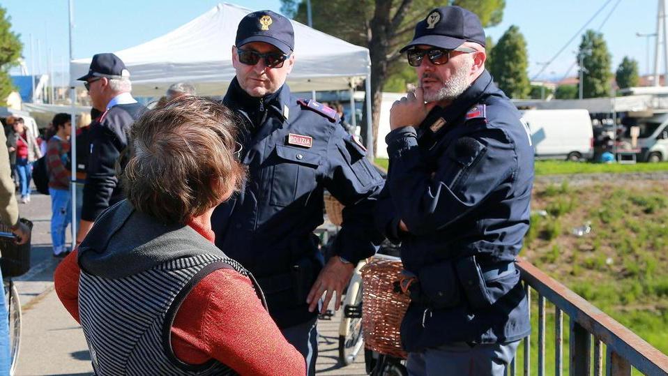 Cade pezzo di un banco, lite e un ferito al mercato