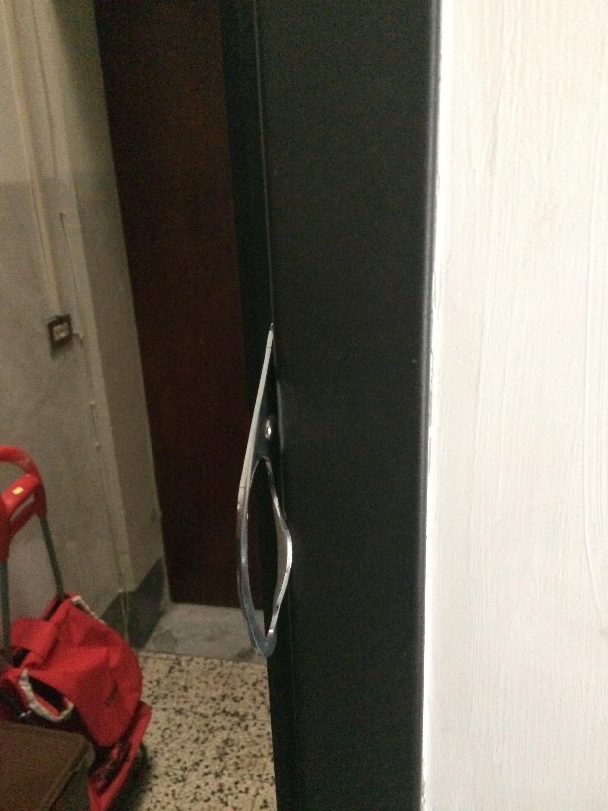 La porta dell'appartamento forzata