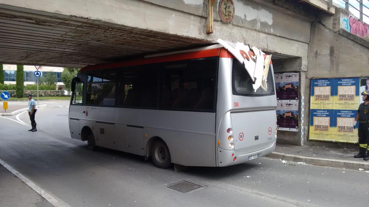 Il pullman incastrato sotto al ponte
