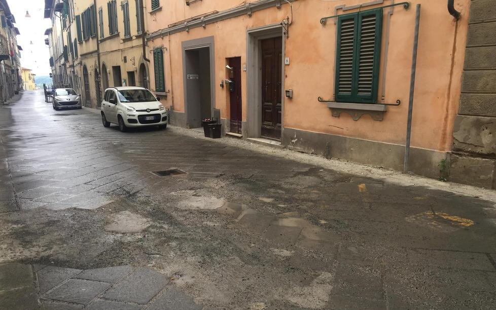 Selciato da risistemare in via Castruccio