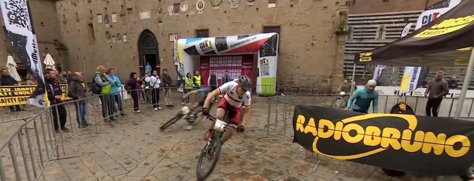 Ciclisti prof e giovani sulle strade di Volterra 