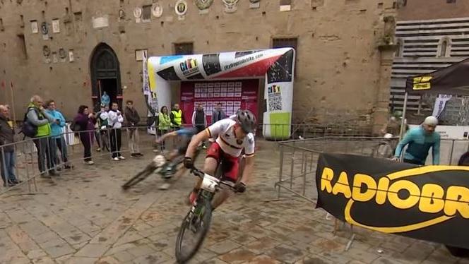 Ciclisti prof e giovani sulle strade di Volterra