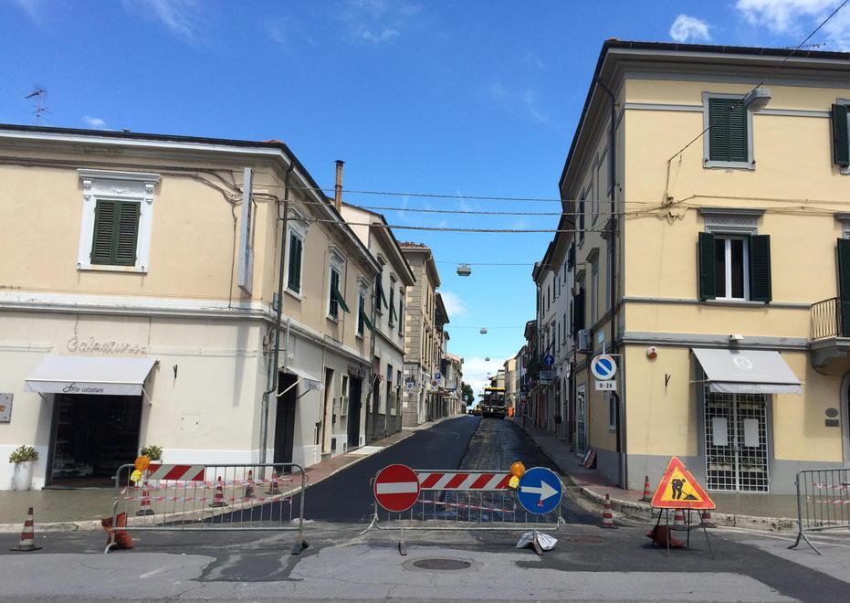 Nuovo asfalto in via Marrucci, oggi chiude il cantiere