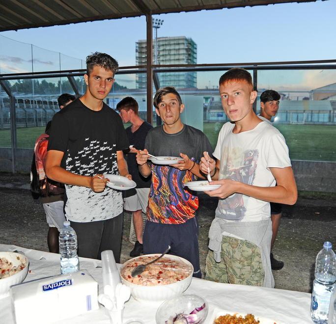 Modica da difensore a barman nella festa per l’Eccellenza 