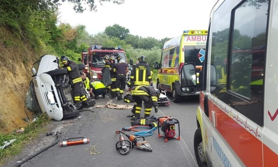 Donna muore nel frontale tra due auto