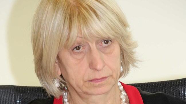 L’assessore regionale Palma Costi cade e si frattura il polso