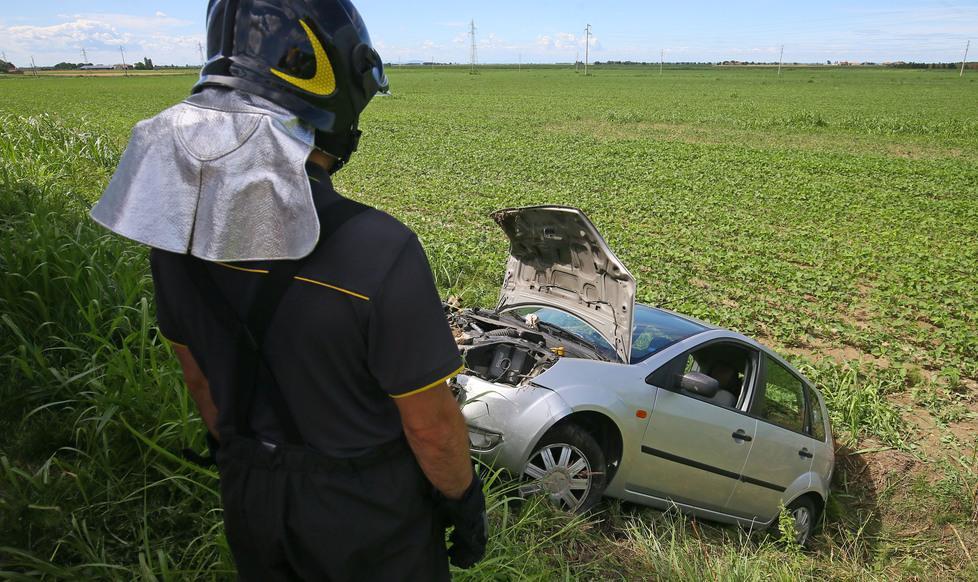 Vola fuori strada con l’auto Paura per un giovane