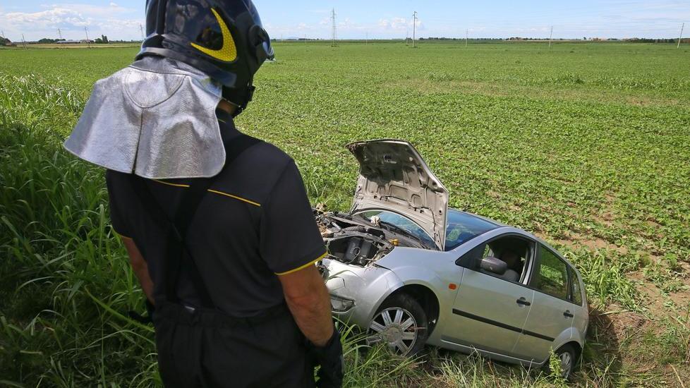 Vola fuori strada con l’auto Paura per un giovane