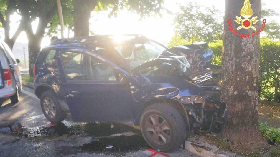 L'auto finita contro l'albero a Chianciano