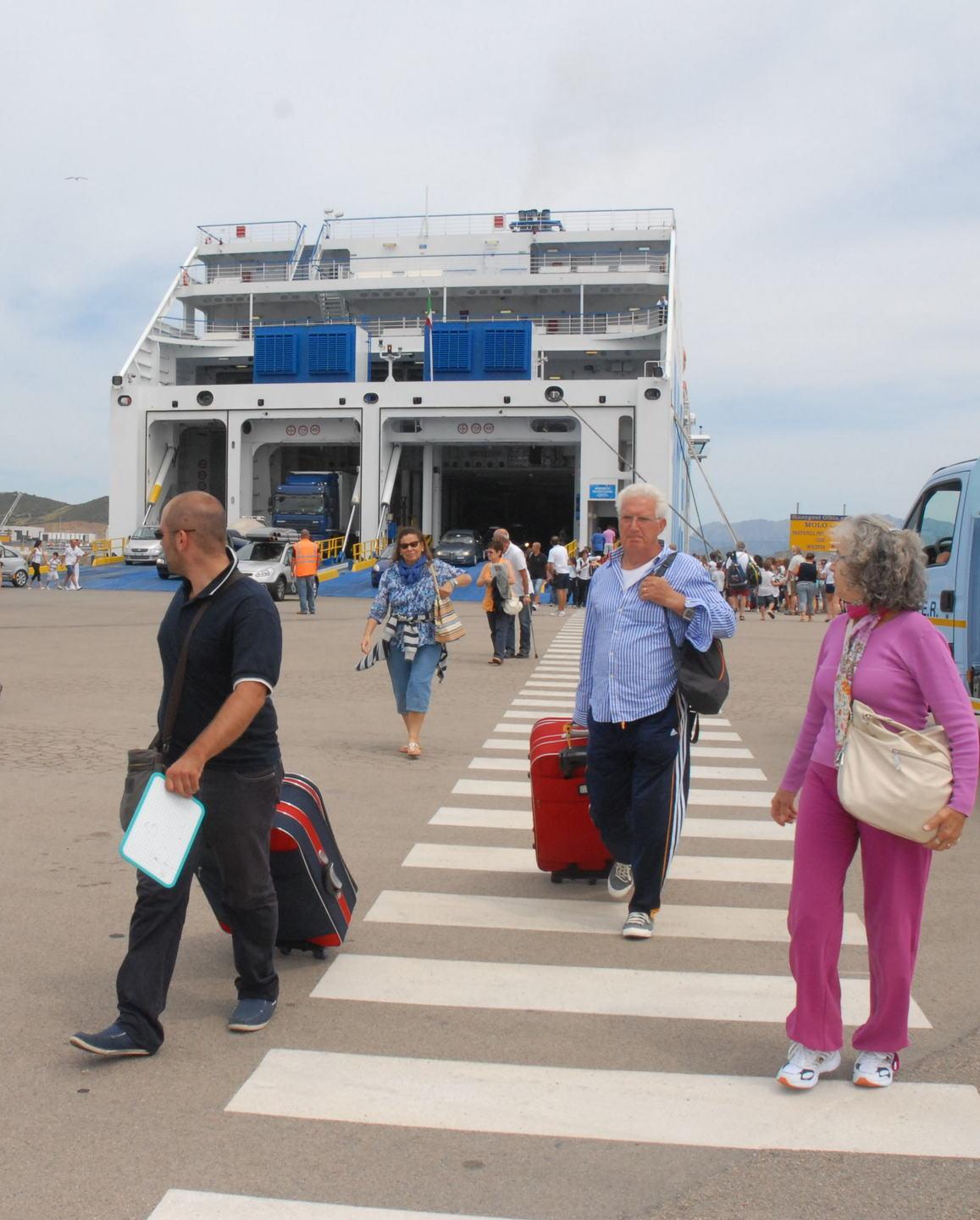 Trasferimento sede, Tirrenia nella bufera 