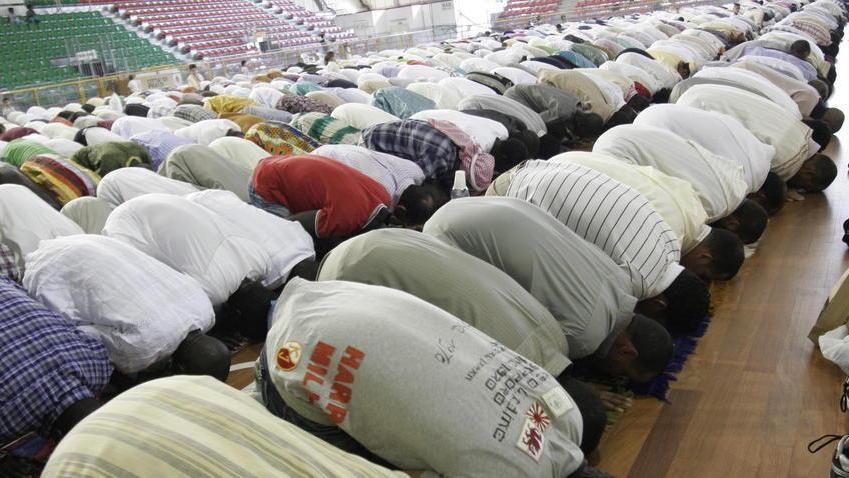 Musulmani in preghiera all'Estraforum (foto d'archivio)