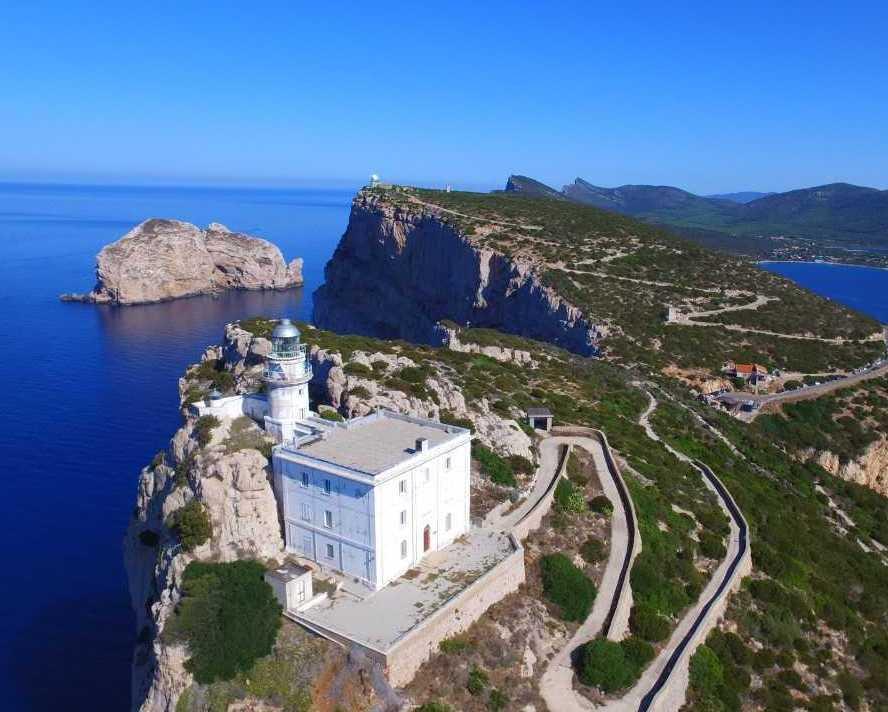 Capo Caccia, il faro a strapiombo sulla scogliera apre ai visitatori 