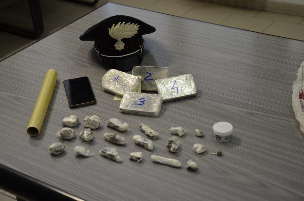 La droga recuperata dai carabinieri nel parco