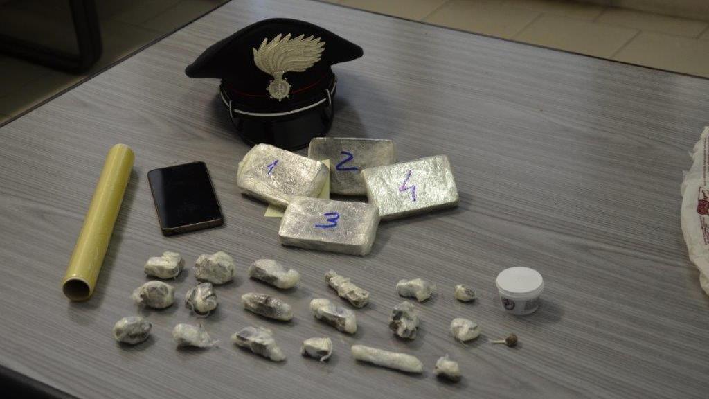 La droga recuperata dai carabinieri nel parco