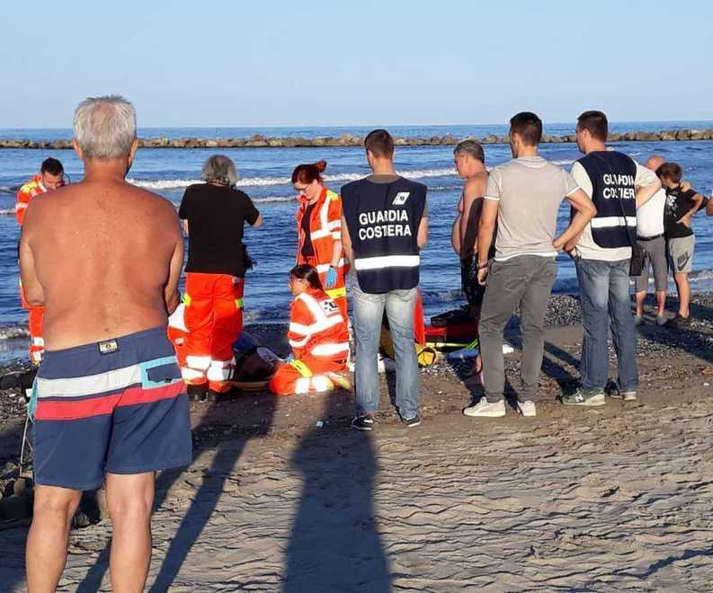 Annega mentre fa il bagno con tre amici 