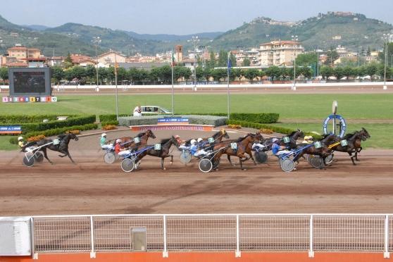 Un arrivo all'ippodromo Sesana (Foto Rosellini)