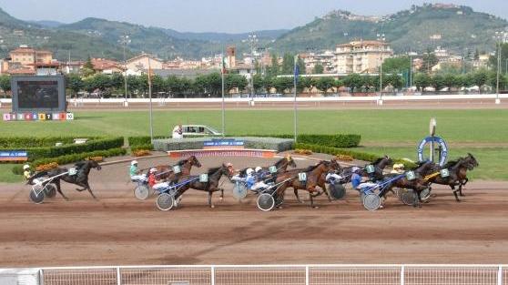 Un arrivo all'ippodromo Sesana (Foto Rosellini)
