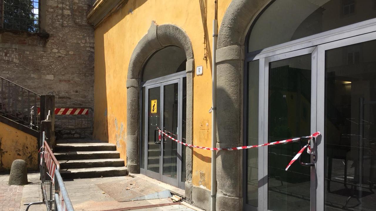 L'area transennata in piazza delle Bigonce per la caduta di calcinacci