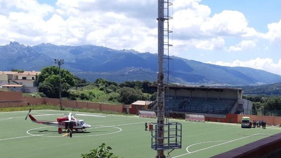 L'elicottero è atterrato sul campo di calcio di Luras