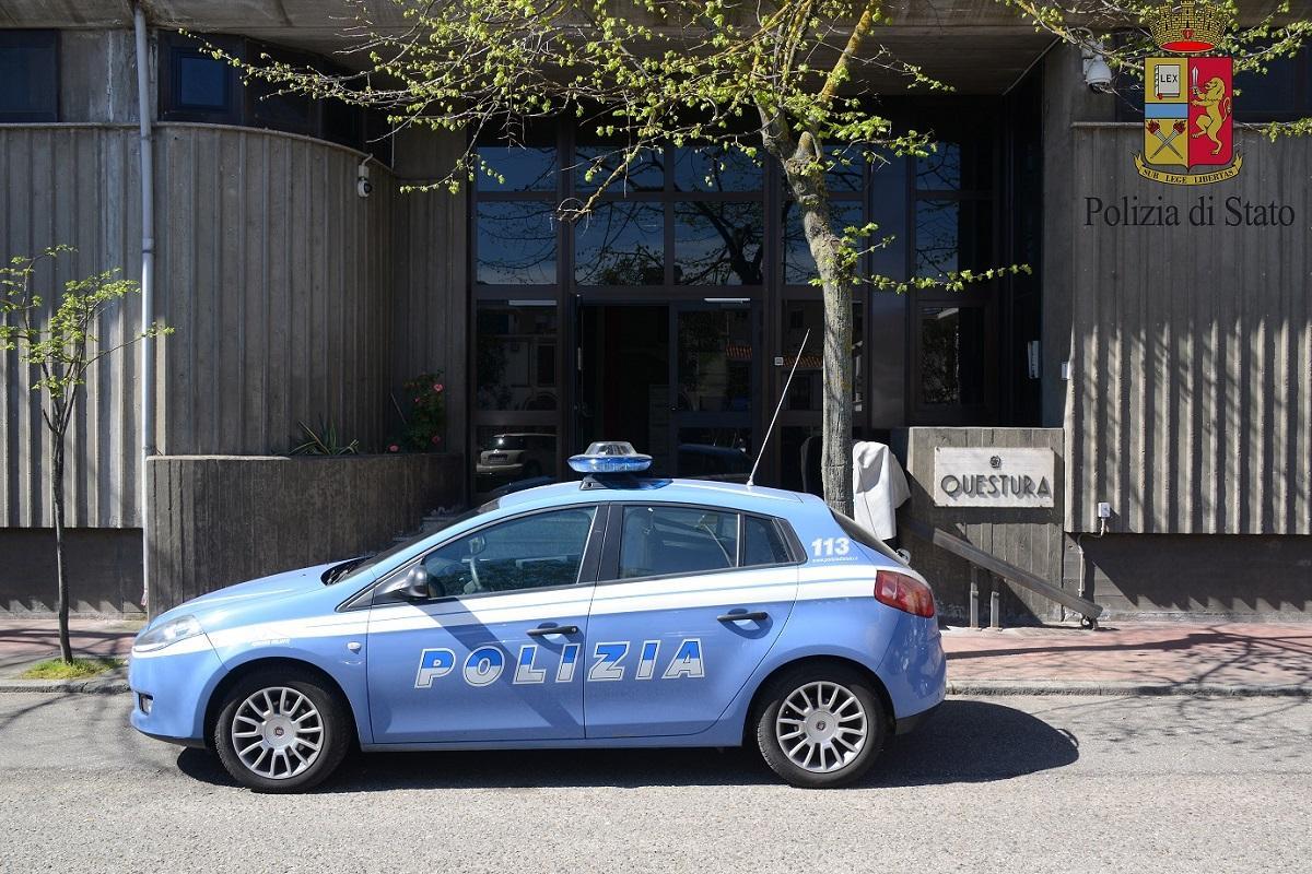 Nuoro, rapinano un uomo del borsello e scappano: arrestati due minorenni