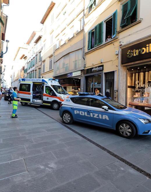 Con il coltello minaccia i passanti 