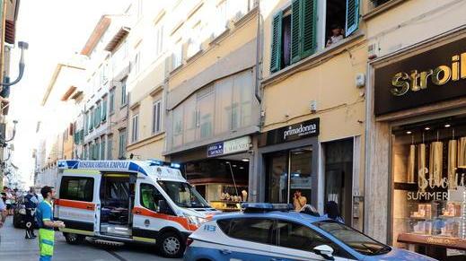 Con il coltello minaccia i passanti