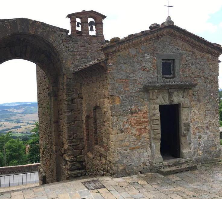 Rubano tegole della chiesa per lanciarle sulle auto 