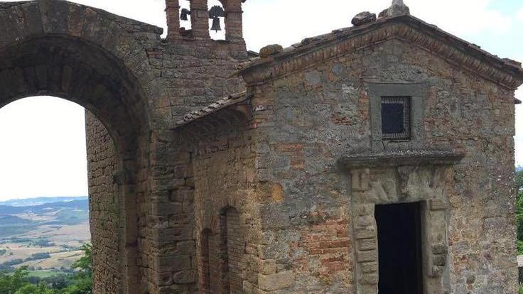 Rubano tegole della chiesa per lanciarle sulle auto