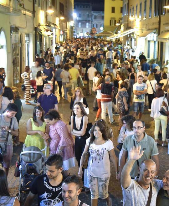 Da piazza Baccarini ai locali in musica all night long: la festa è qui