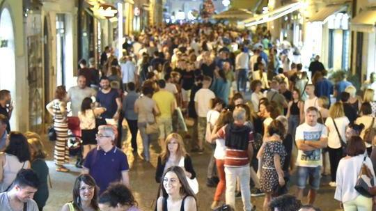 Da piazza Baccarini ai locali in musica all night long: la festa è qui