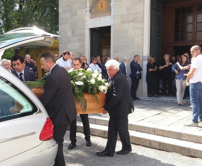 Tante gente per l’ultimo saluto a Torre 
