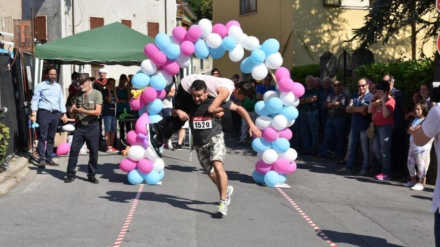 “Moglie in spalla”, domani la corsa delle polemiche