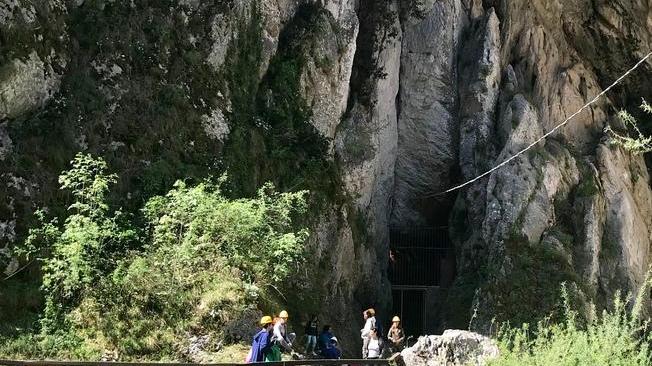 Prima l’escursione poi la sera apericena e concerto in grotta