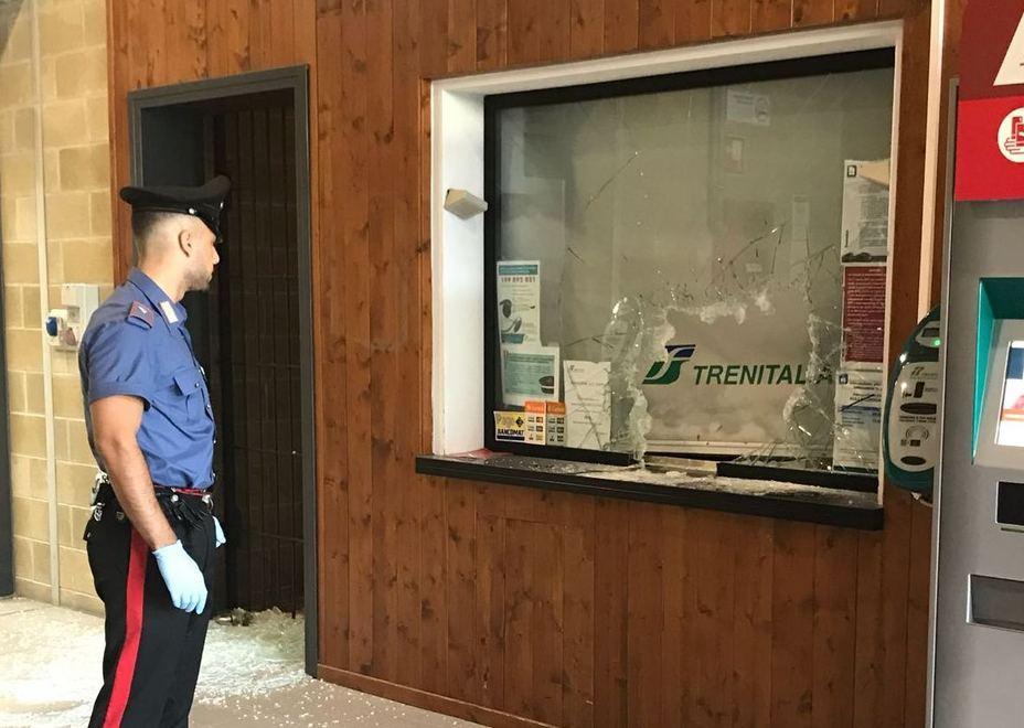 Devastata la biglietteria della stazione di Aulla 
