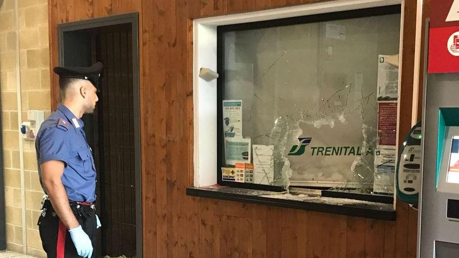Devastata la biglietteria della stazione di Aulla