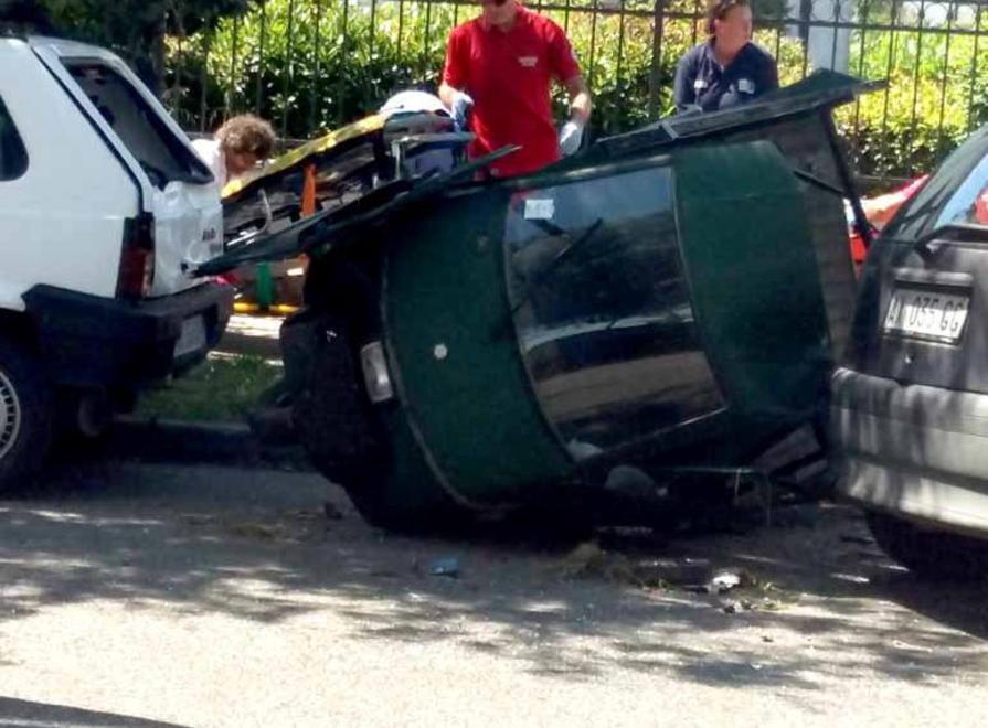 Auto senza controllo investe anziano 