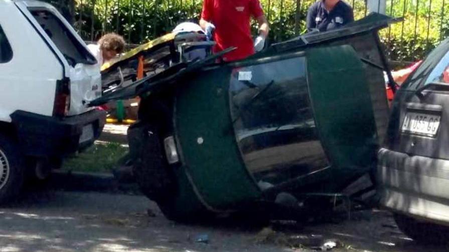 Auto senza controllo investe anziano